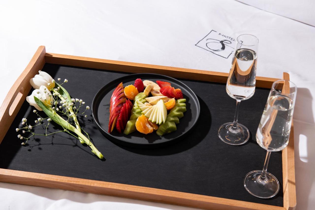 S Hotel Boutique سالونيك المظهر الخارجي الصورة Room service tray